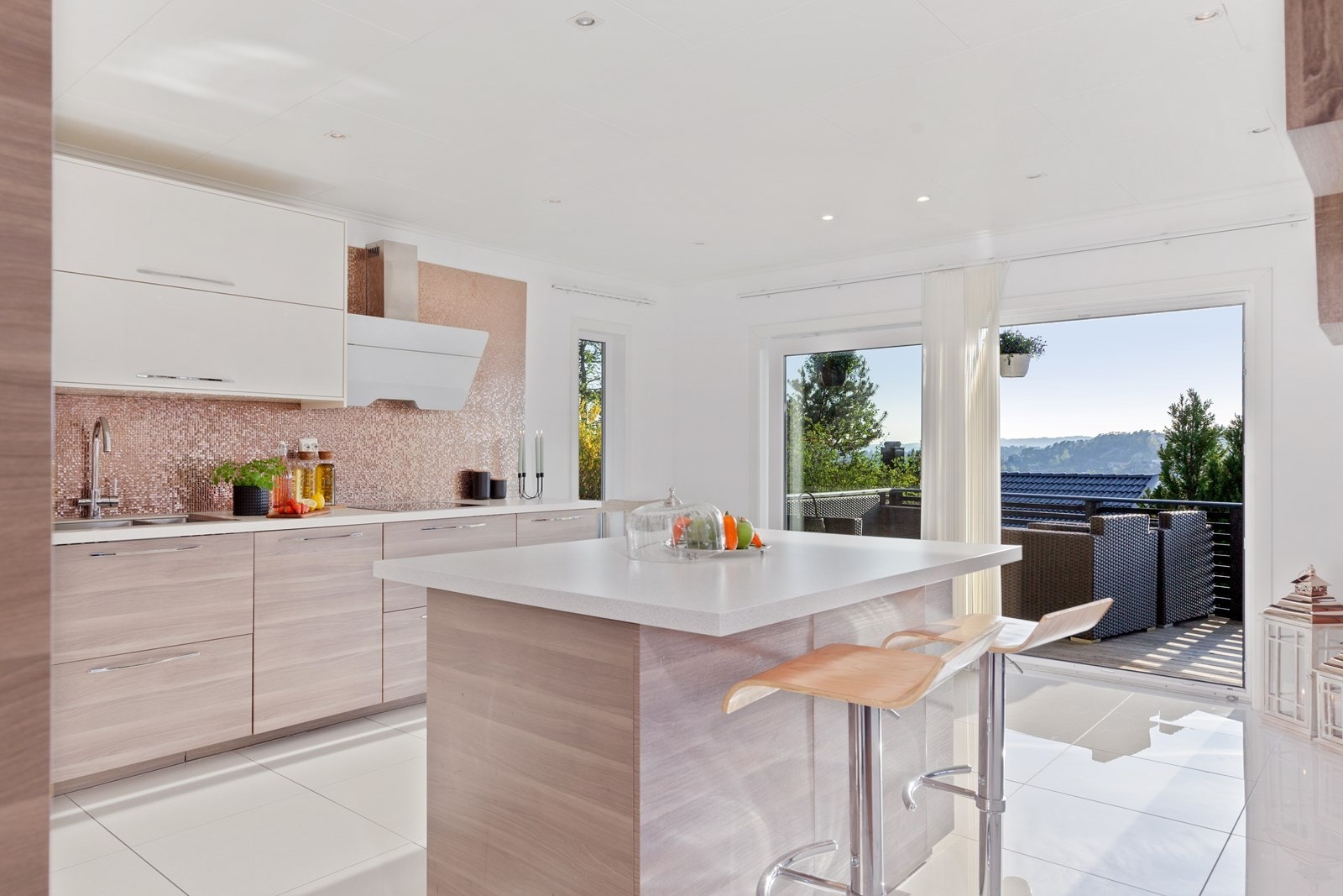 Boligen har delvis åpen stue og kjøkken løsning. Kjøkkenet er pusset opp i 2015. Galleribilde