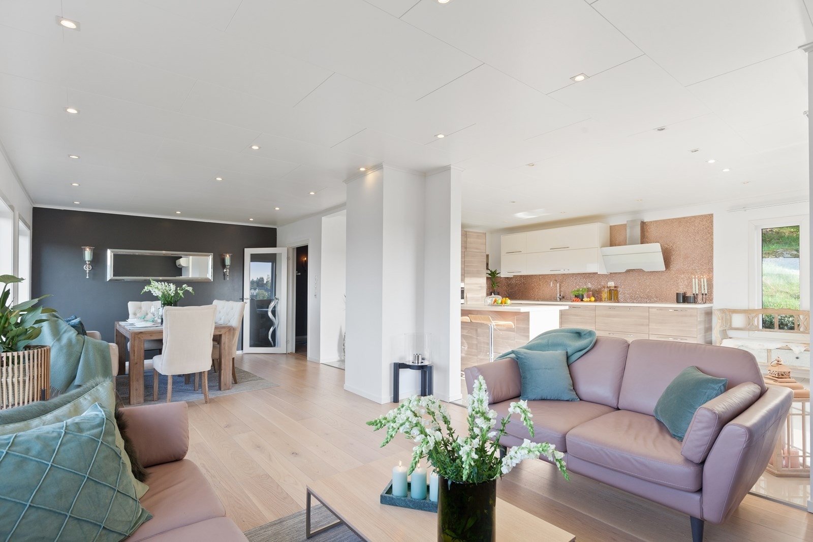 I andre etasje har boligen en fin og deilig stue med lekkert parkettgulv, malte vegger og himlingen er lyssatt med downlights. Galleribilde