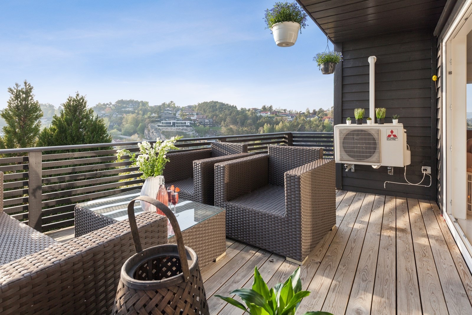 Fra stuen/kjøkkenet kommer man ut til denne flotte terrassen. Galleribilde