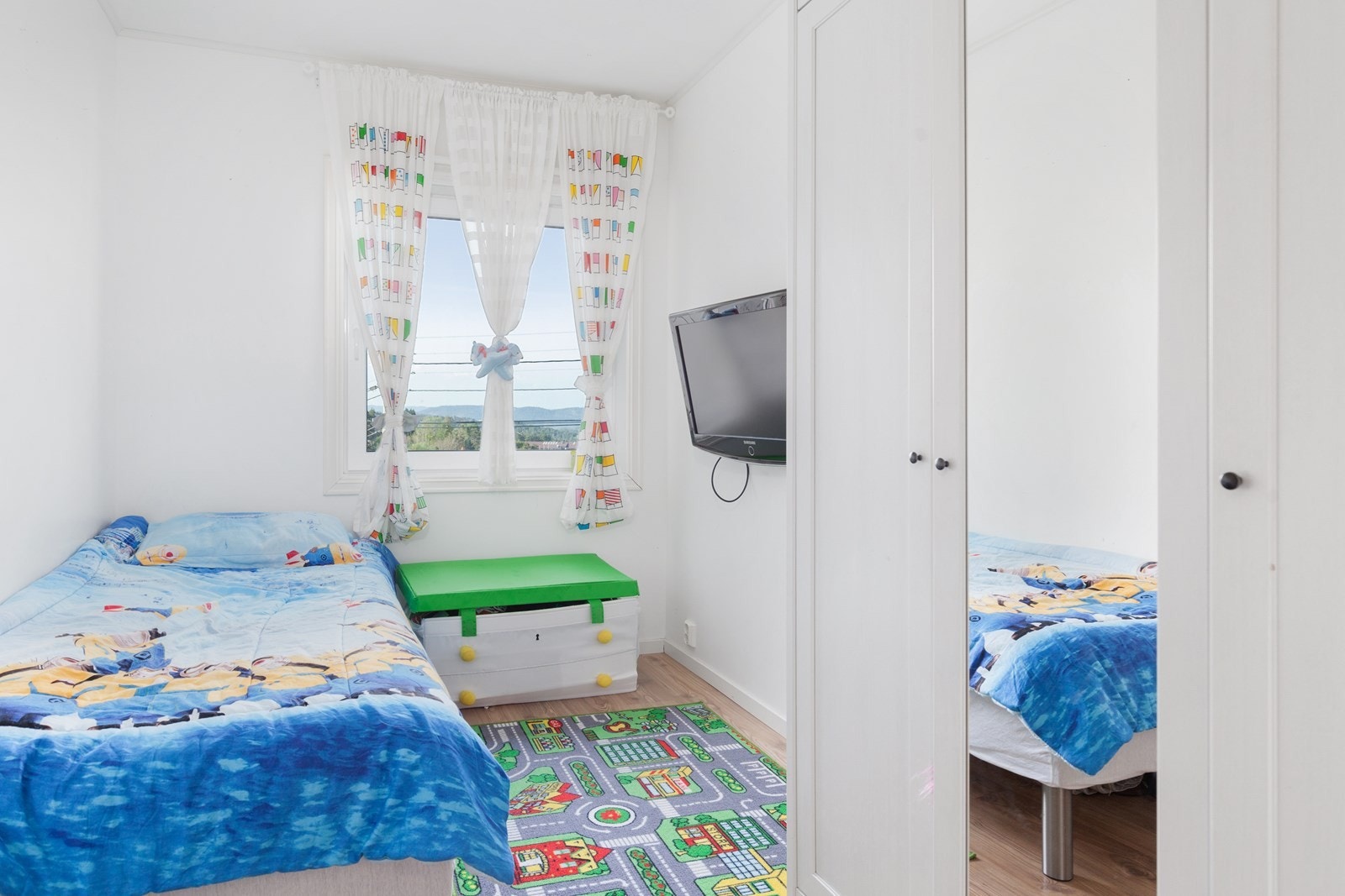 Soverom nr 2 i hybel med plass til garderobeskap. Veggene er malt i lys farge og det er laminat på gulvet. Galleribilde