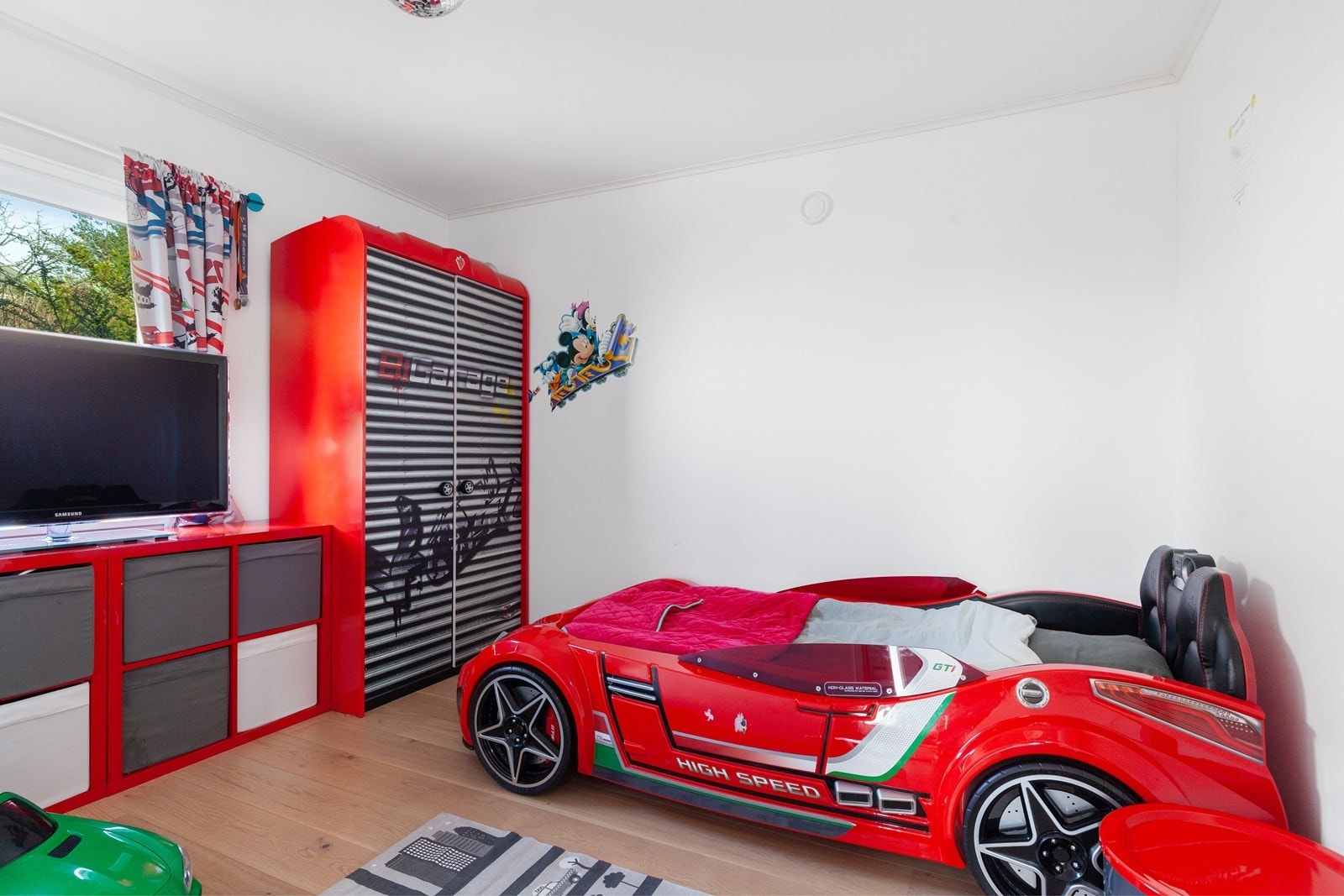 Soverom hoveddel. Et lyst og romslig soverom med god plass til garderobe. Galleribilde