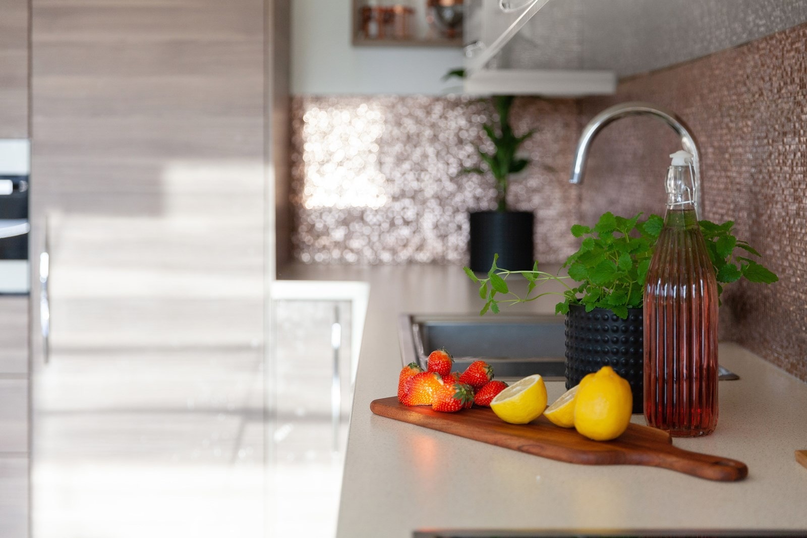 Mellom benk og overskap er det fliser for enkel rengjøring. Galleribilde