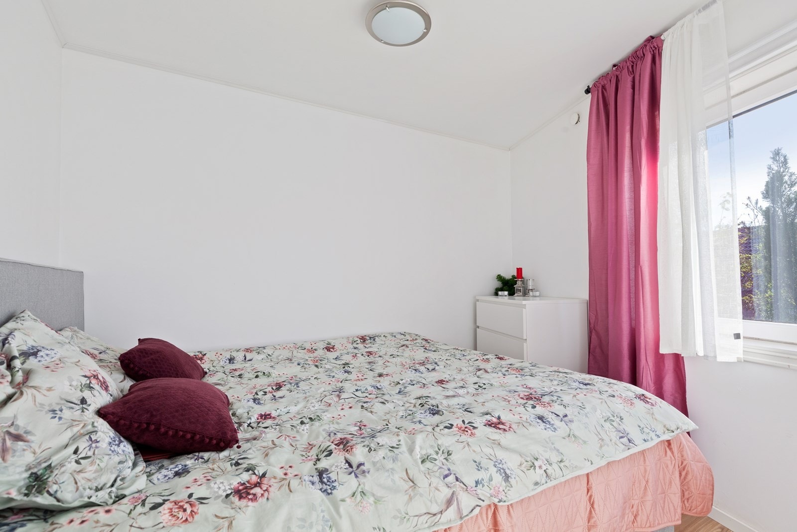 Hybelen har to soverom. Hovedsoverommet er av god størrelse. Veggene er malt i lys farge og det er laminat på gulvet. Galleribilde