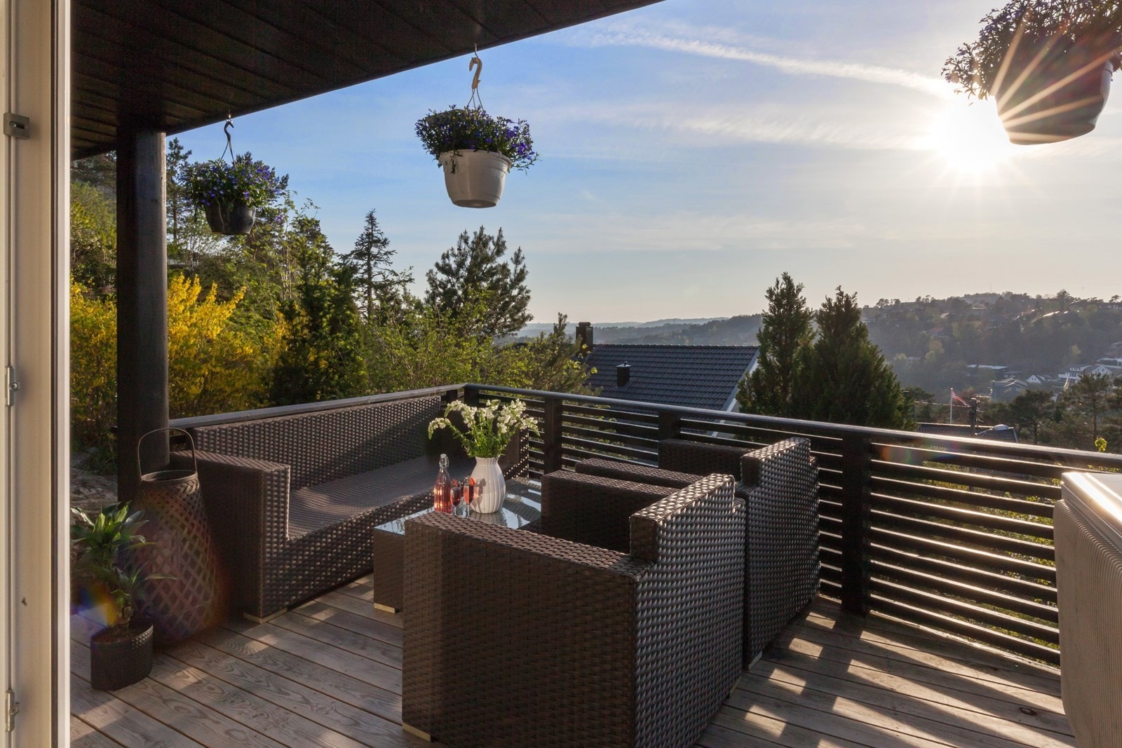 Her er det gode solforhold og fra terrassen kommer man til den solrike tomten/hagen. Galleribilde