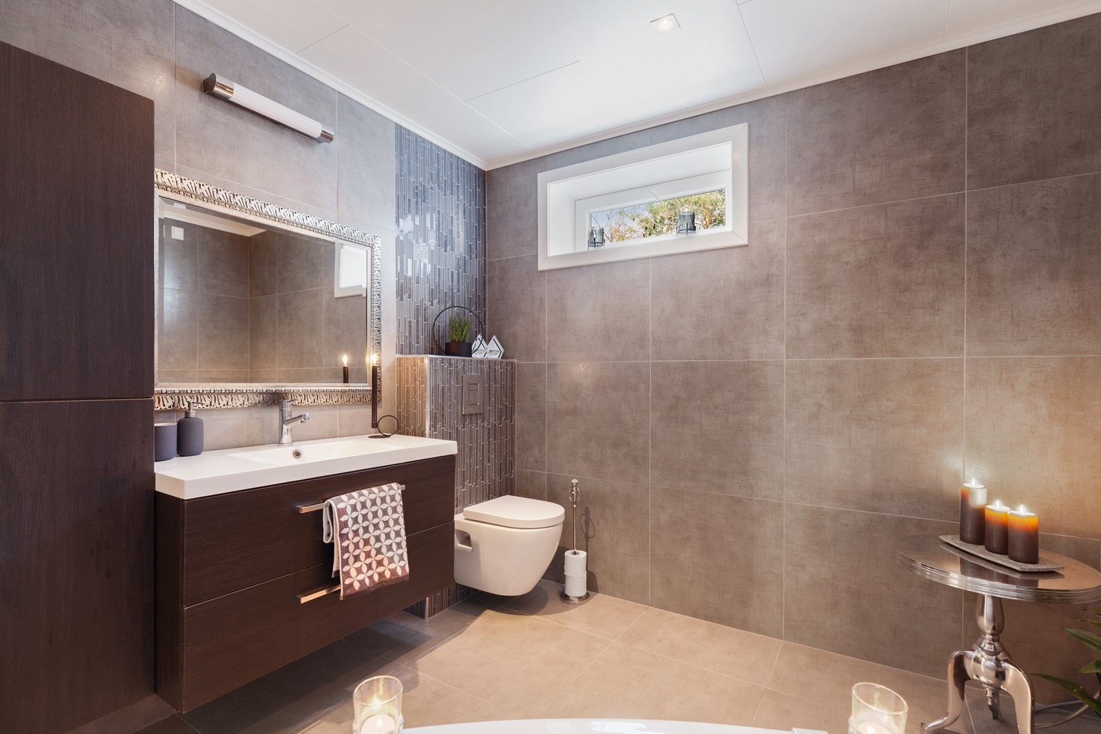 Boligen har hele 3 bad som er pusset opp av fagfolk i 2015. Bilde av bad 1 i hoveddel. Et lekkert, flislagt bad med gulvvarme. Galleribilde