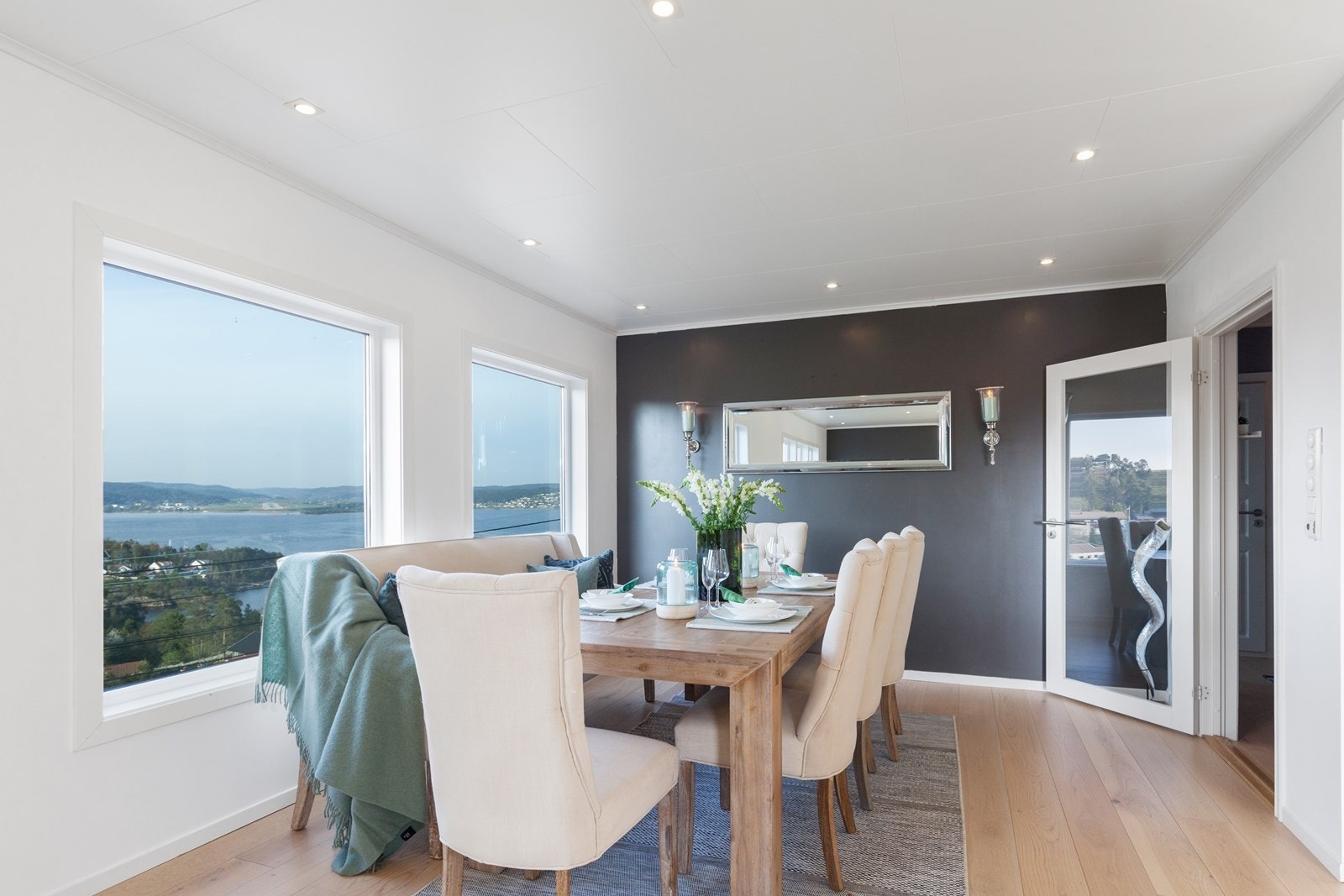 Spiseplassen, her er det god plass til å trekke ut bordet og dekke på til mange gjester. Galleribilde