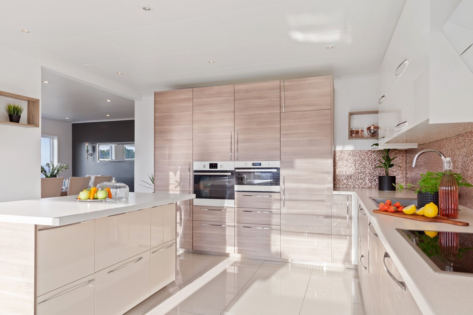 Et flott og moderne kjøkken med praktiske løsninger. Integrerte hvitevarer som ovn, mikro, platetopp, oppvaskmaskin, kjøleskap og et ekstra kombiskap medfølger. Galleribilde