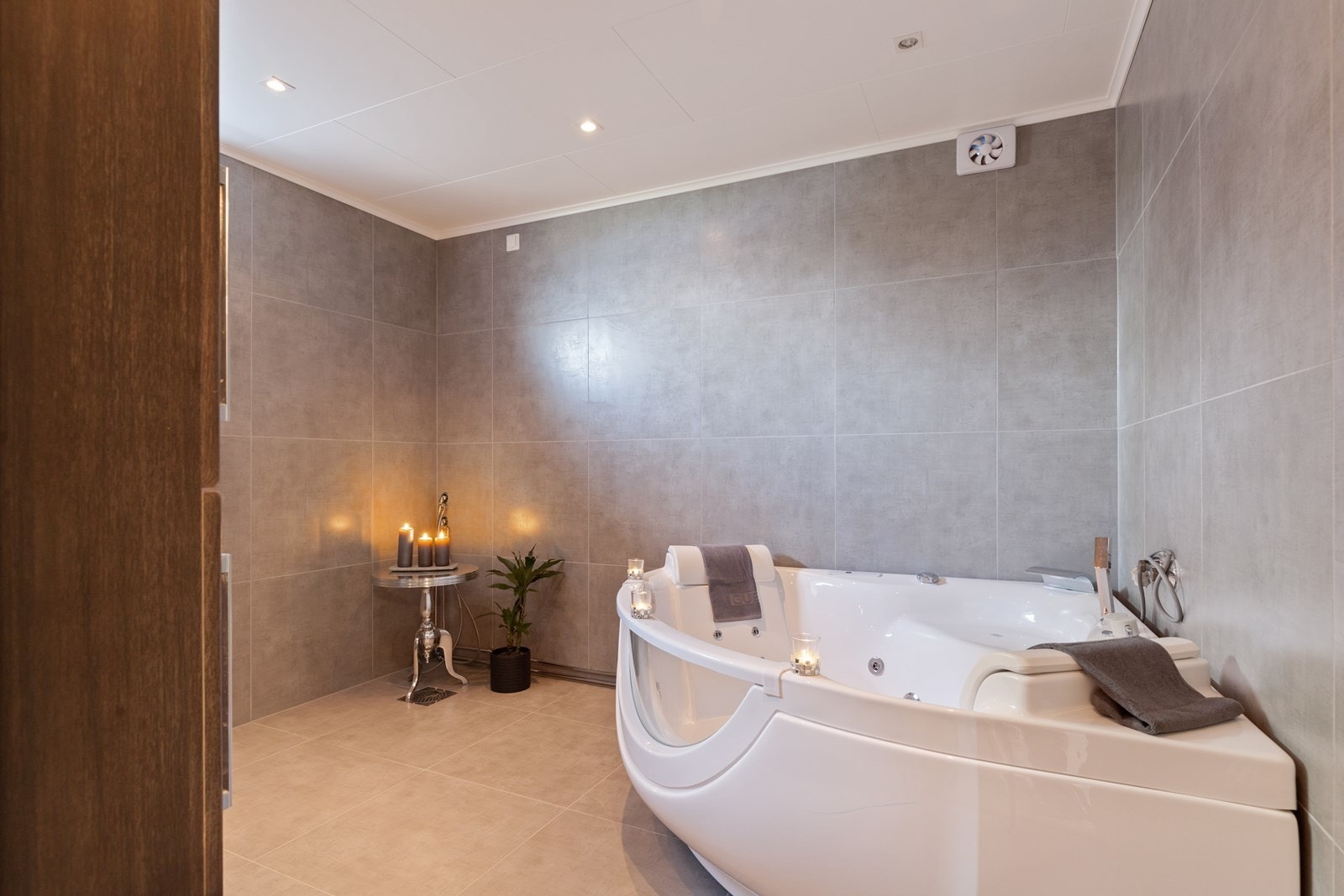 Rommet er av god størrelse, innredet med baderomsinnredning, WC, boblebad og det er tilrettelagt for en dusjkabinett for dem som ønsker det. Galleribilde