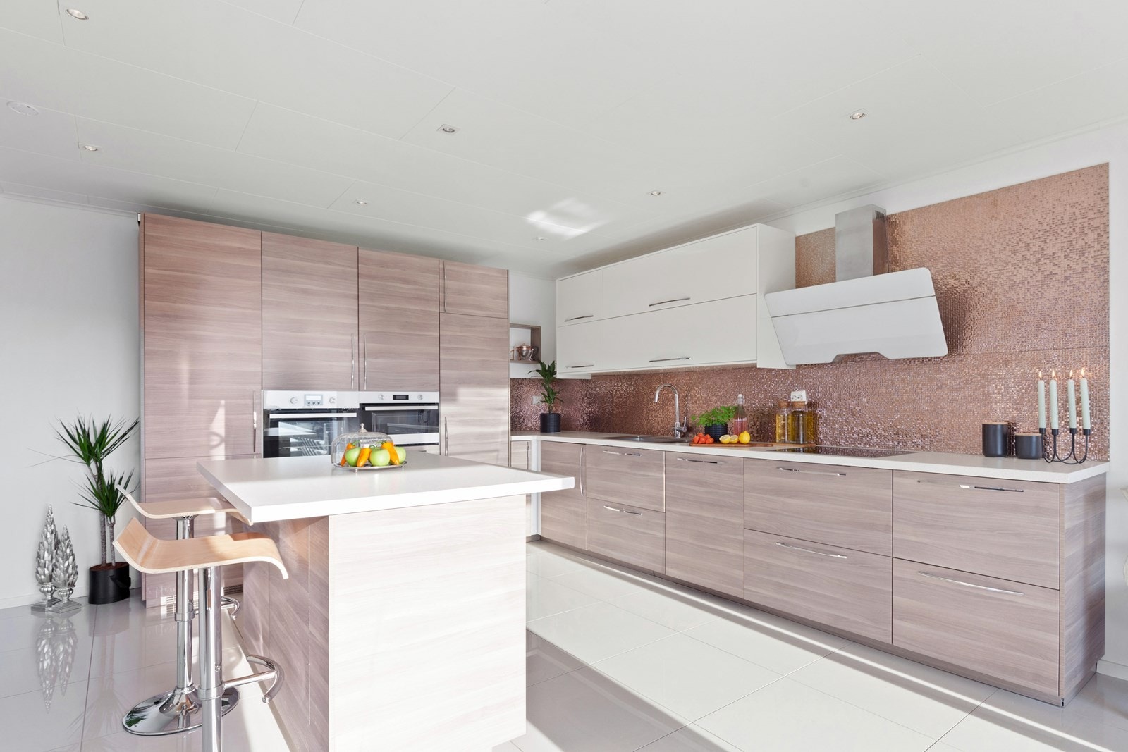 Her er det bra med skap og benkeplass. Praktisk kjøkkenøy er perfekt til raske måltider. Galleribilde