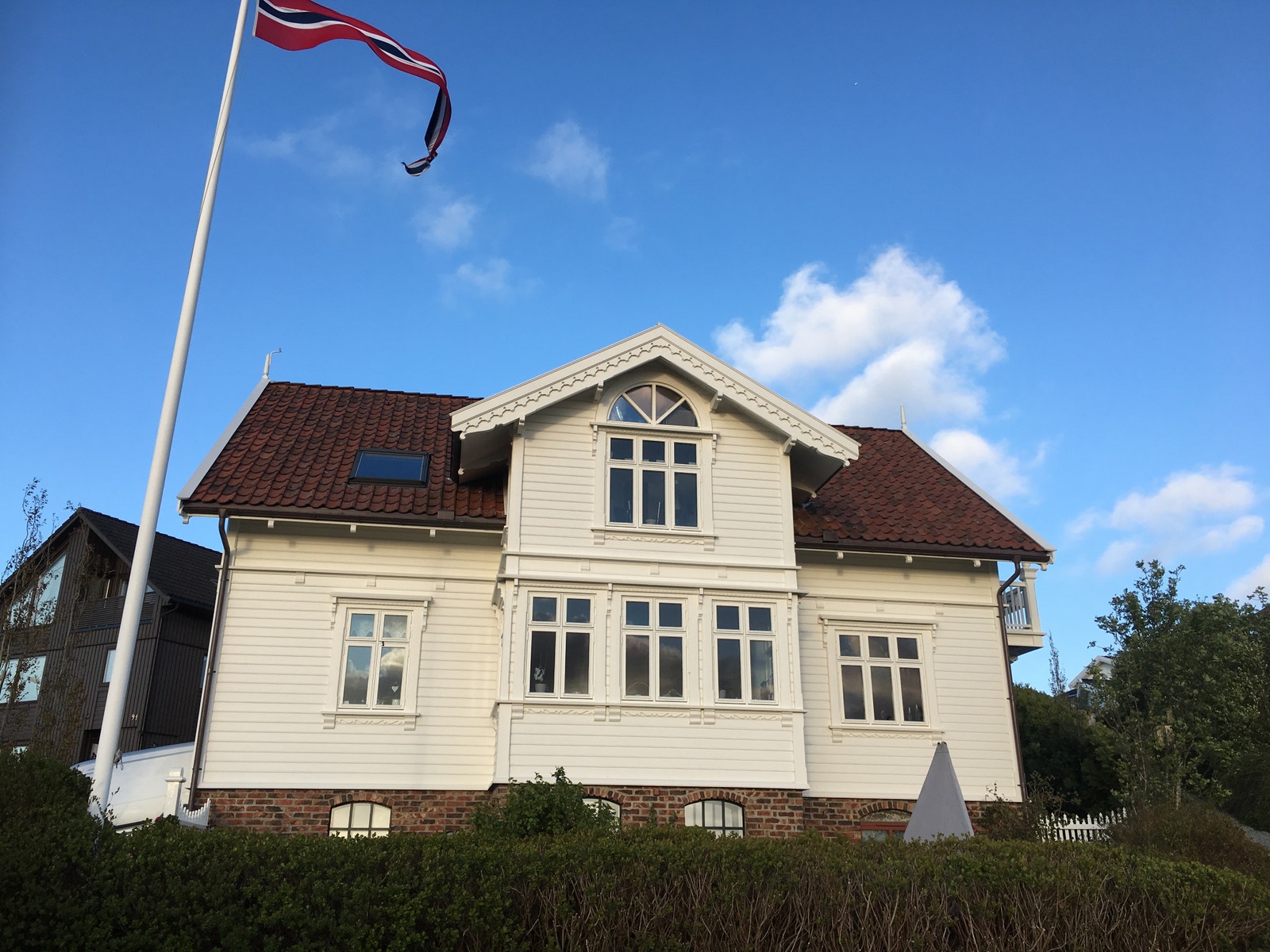Front av hus med sokkelleilighet- uteplass framsiden av huset Galleribilde