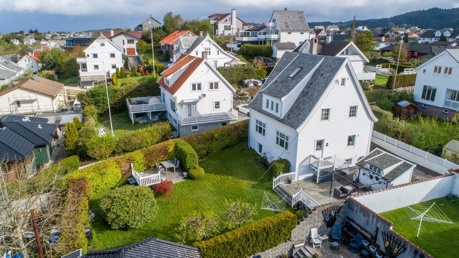 Flott opparbeidet tomt med bed og frodig beplantning. Hagen er solrik og har store, usjenerte terrasser. Her kan en nyte sommerdagen i flotte omgivelser. Belegningsstein i gårdsrom. Galleribilde