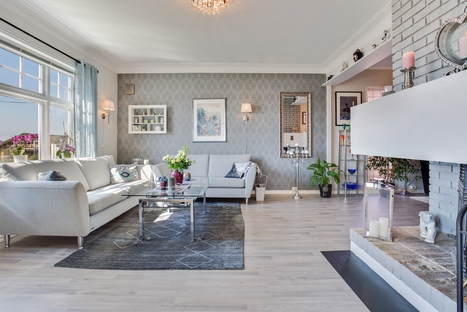 Stor, flott stue med peis som skaper god stemning og varme. Galleribilde