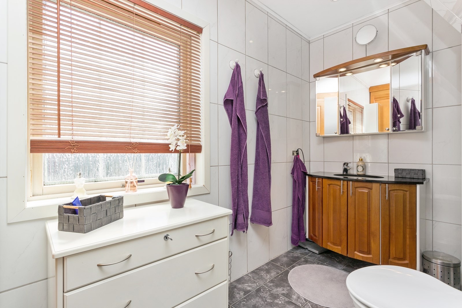 Tiltalende baderom med vaskerom som skjules med skyvedør. Galleribilde