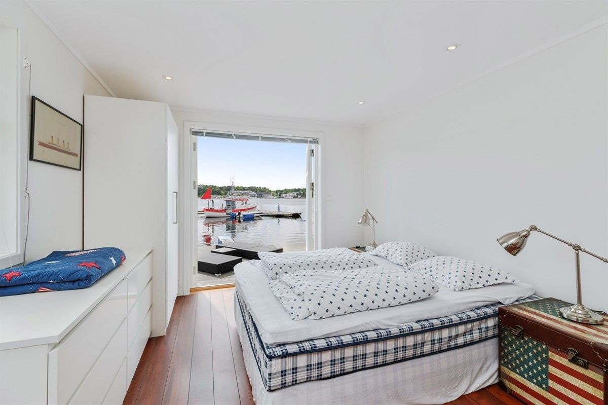 Båthuset har et koselig soverom med idyllisk utsyn Galleribilde