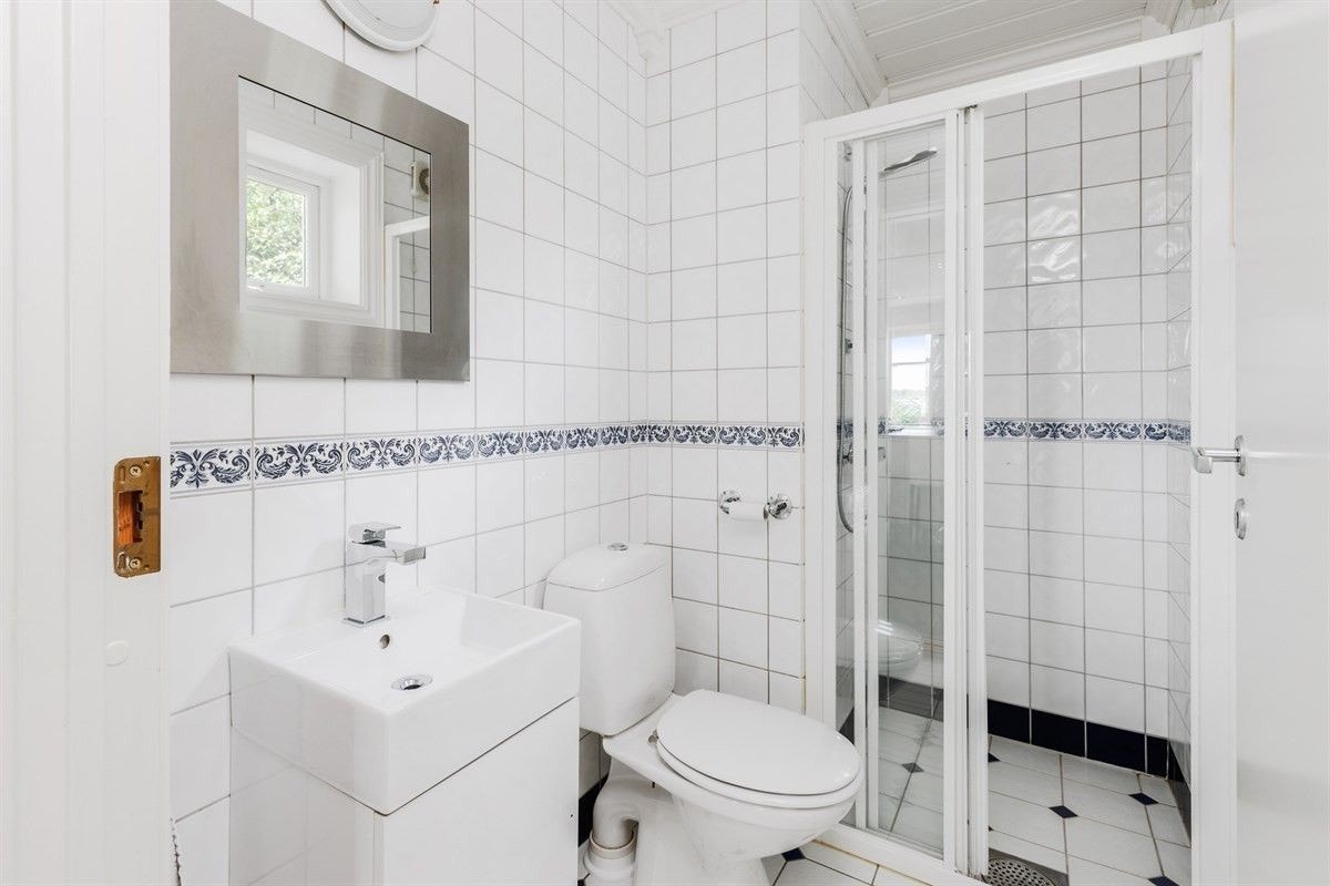 Flislagt bad/wc ved kjøkken i 1. etasje Galleribilde