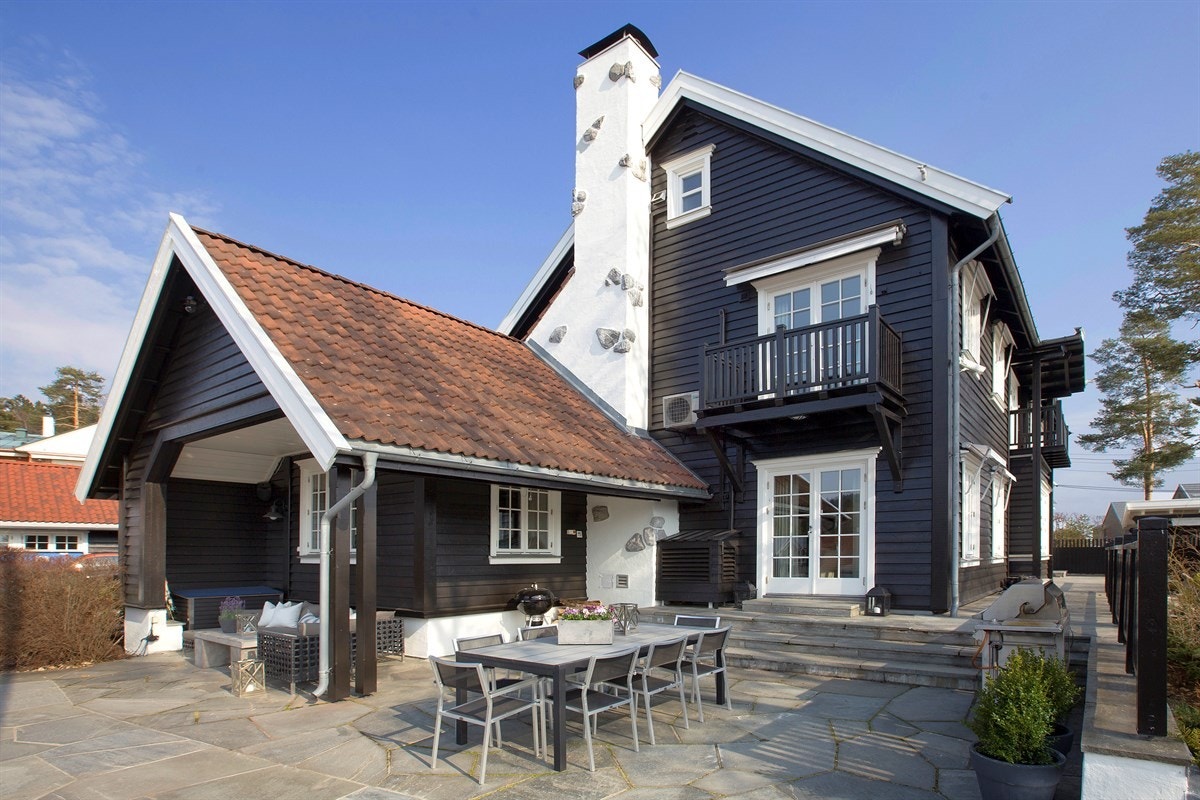 Rikelig med plass til flere sittegrupper Galleribilde