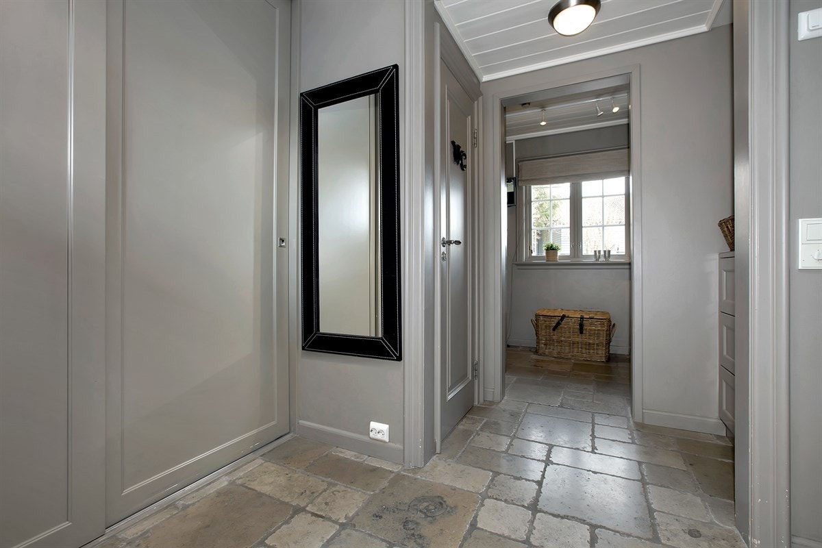 Barnegarderobe/kjøkkeninngang med toalett Galleribilde