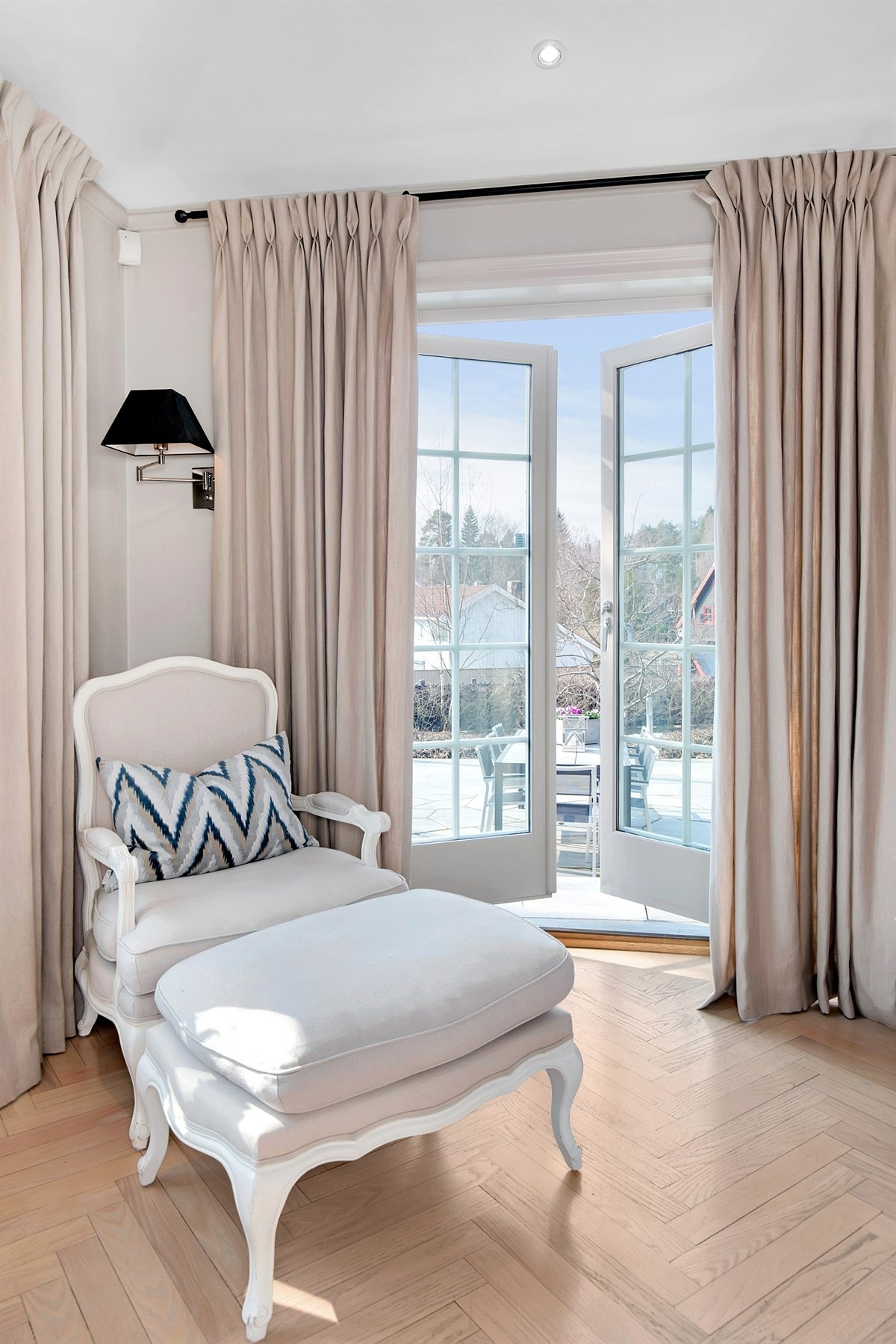 Utgang til terrasse og hage Galleribilde