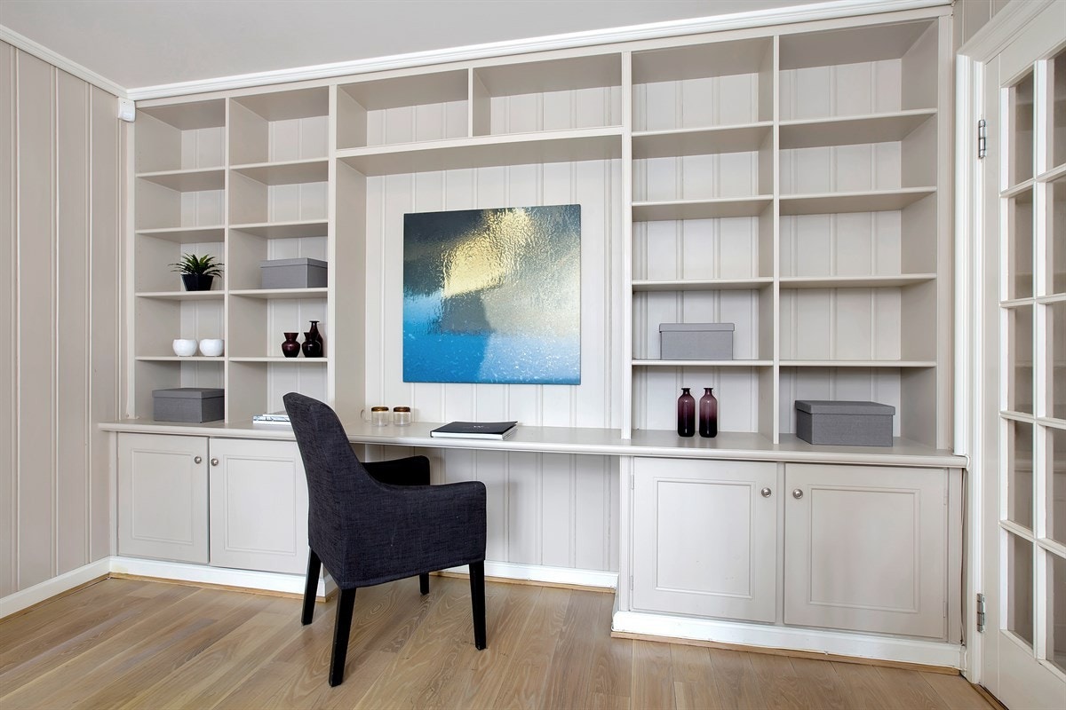 Plassbygde bokhyller i kjellerstuen Galleribilde