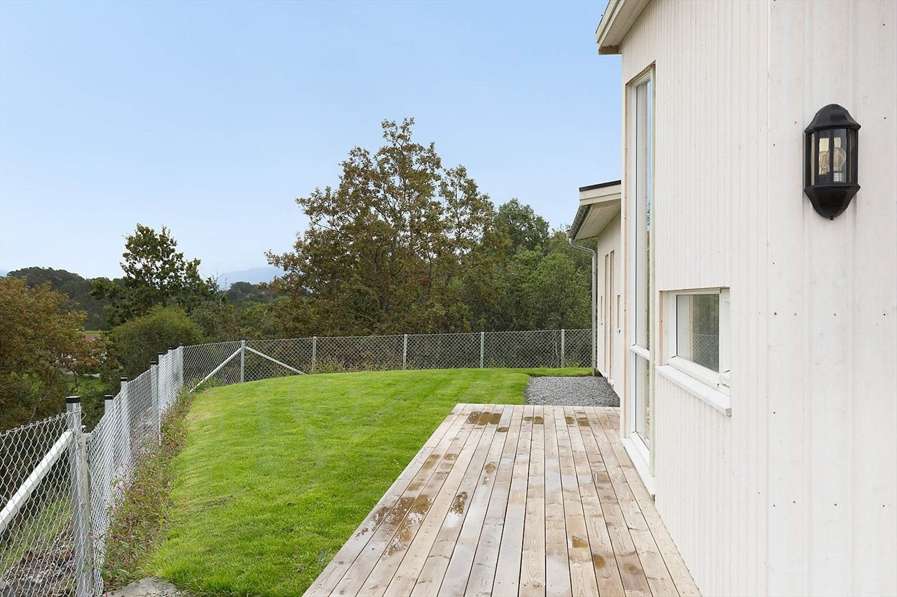 Terrasse og plen Galleribilde