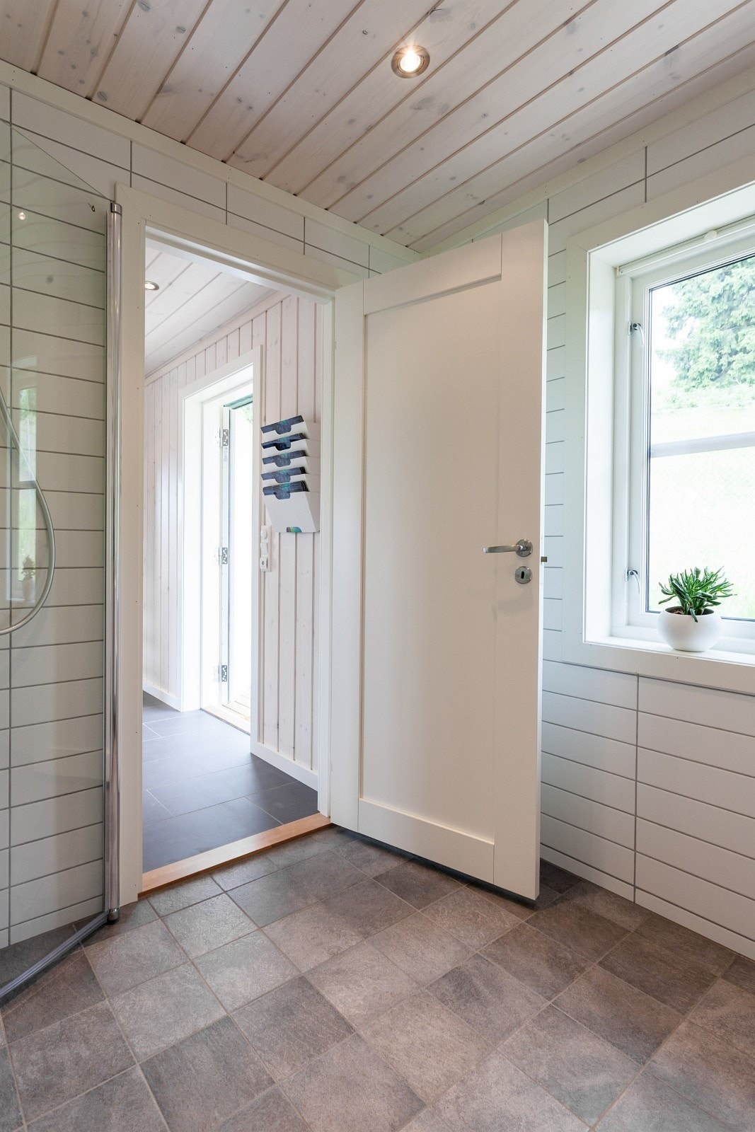 Standard baderomsinnredning.
Fliser og varmekabler. Galleribilde