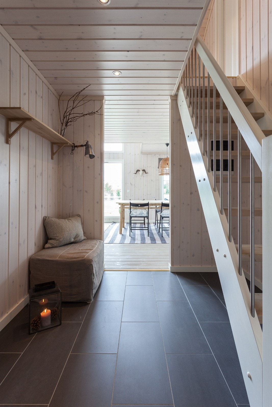 Hvitmalt trapp med stålspiller og grå eller brune trinn.
Fliser 30x60 entre med varmekabler Galleribilde