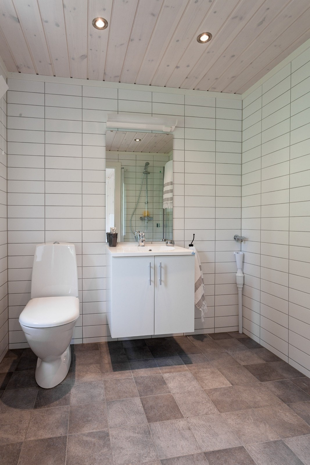 Standard baderomsinnredning.
Fliser og varmekabler. Galleribilde