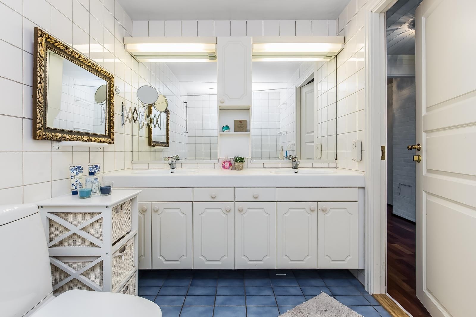 Rikelig med oppbevaringsplass på badet! Galleribilde