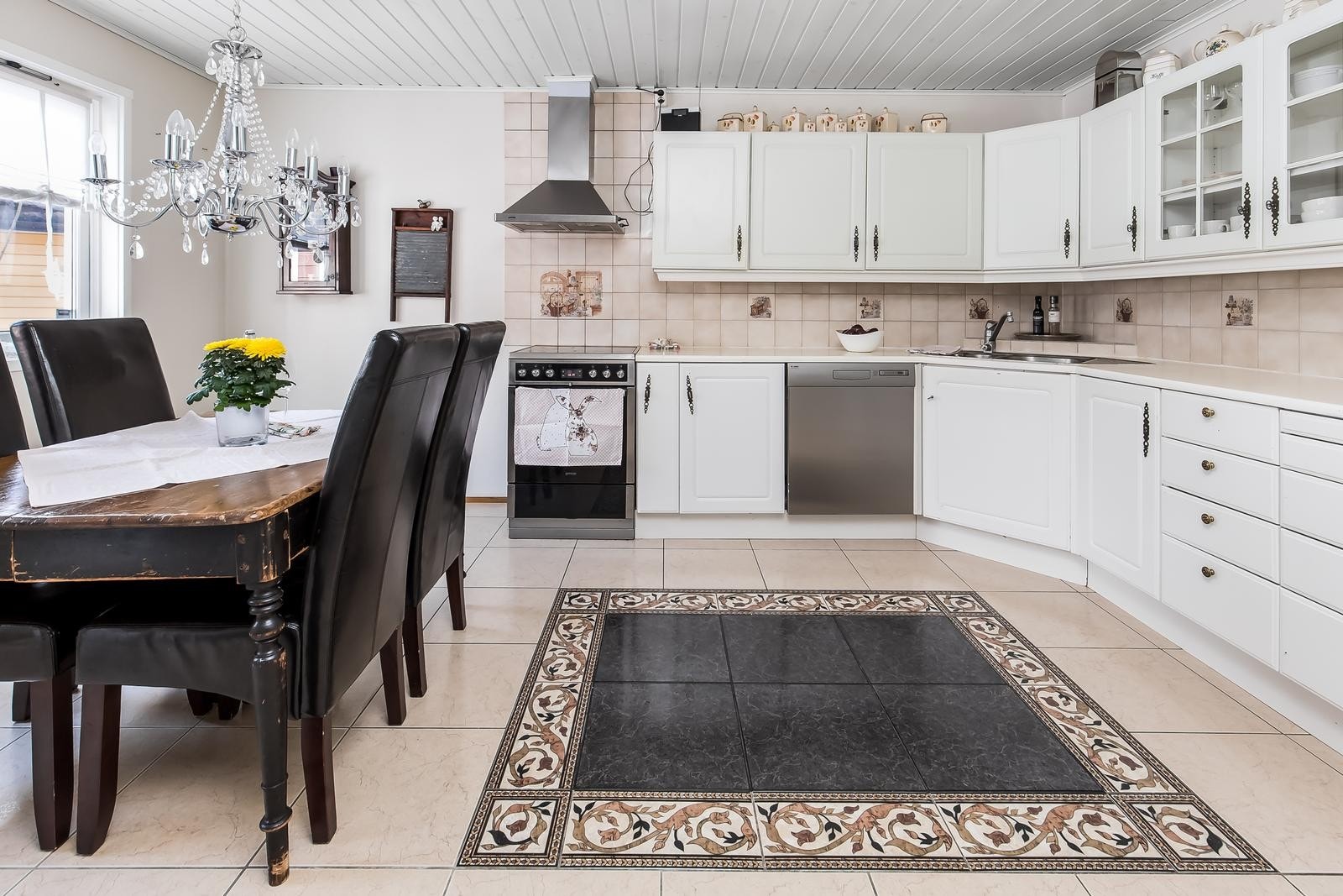 Koselig kjøkken med plass til langbord for hele familien! Galleribilde