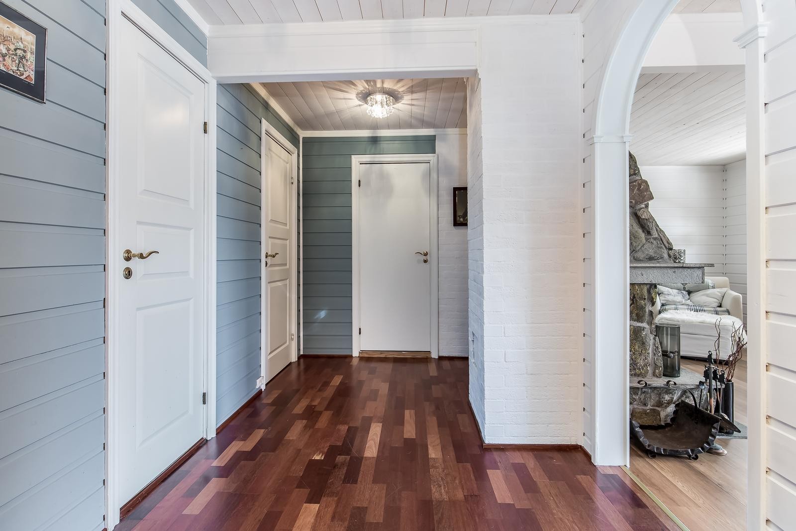 Gang i kjeller - flere boder for lagringsplass her nede Galleribilde