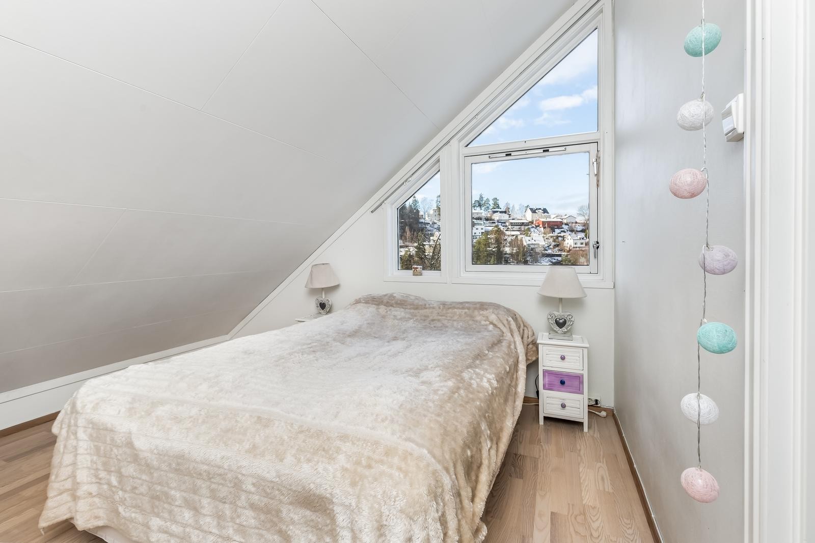 Opprinnelig loftstue som er delt av med lettvegg Galleribilde