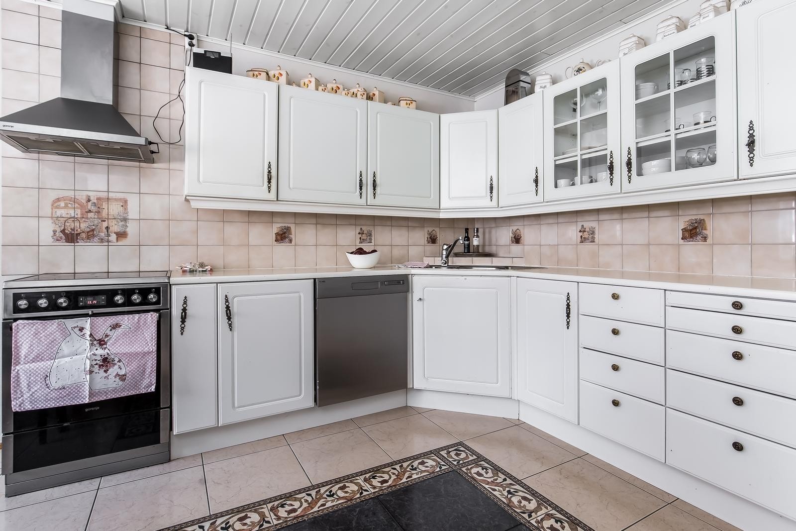 Hvit kjøkkeninnredning og frittstående hvitevarer Galleribilde