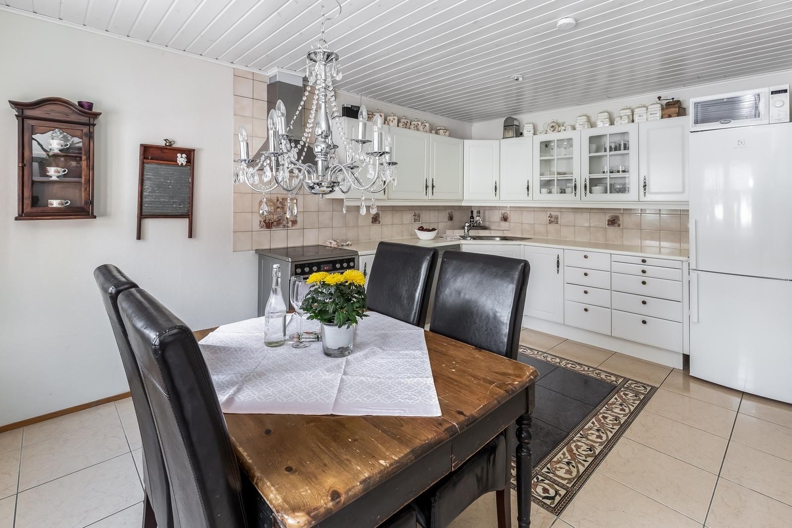 Romslig kjøkken med god plass til spisebord Galleribilde