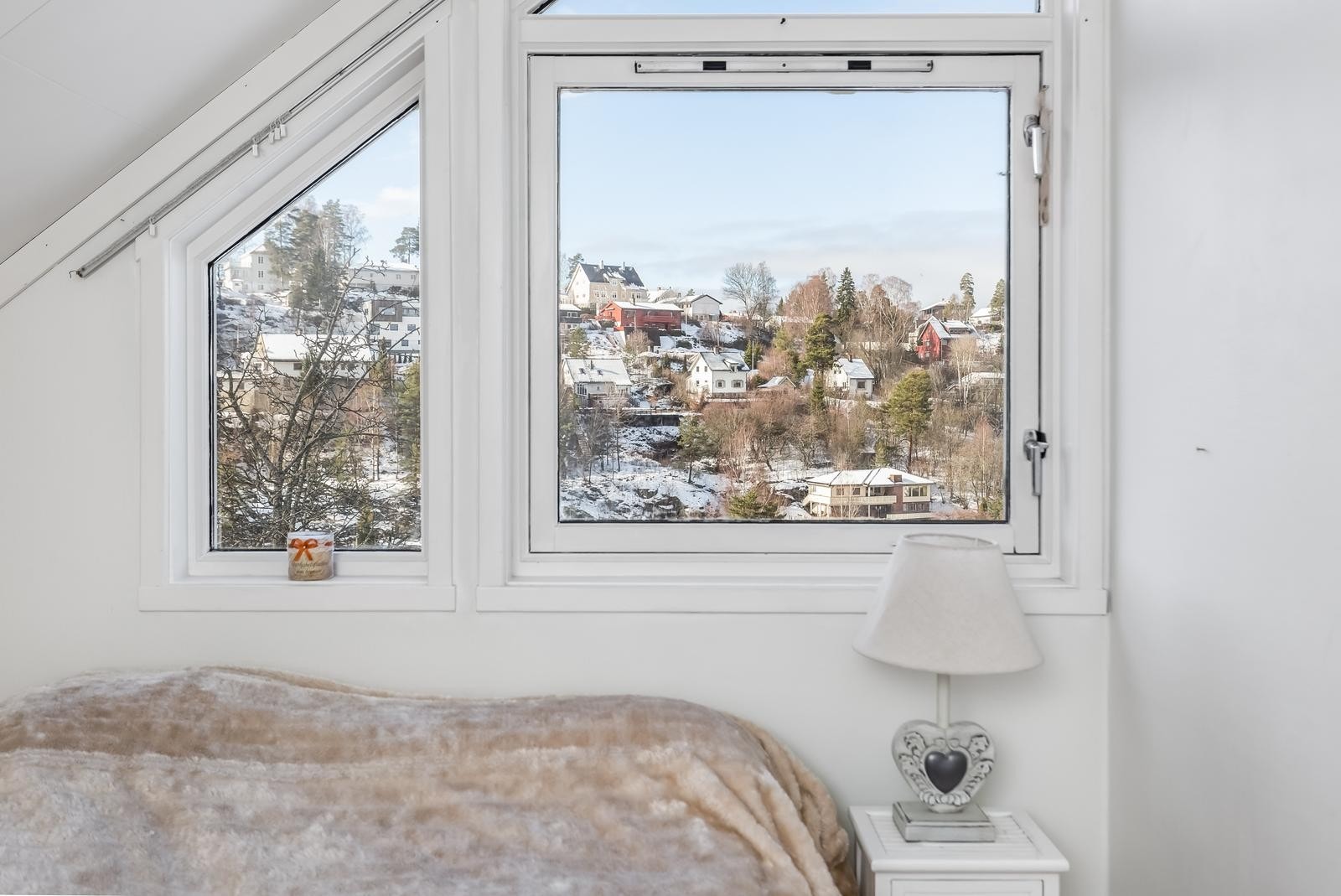 Opprinnelig loftstue som er delt av med lettvegg Galleribilde