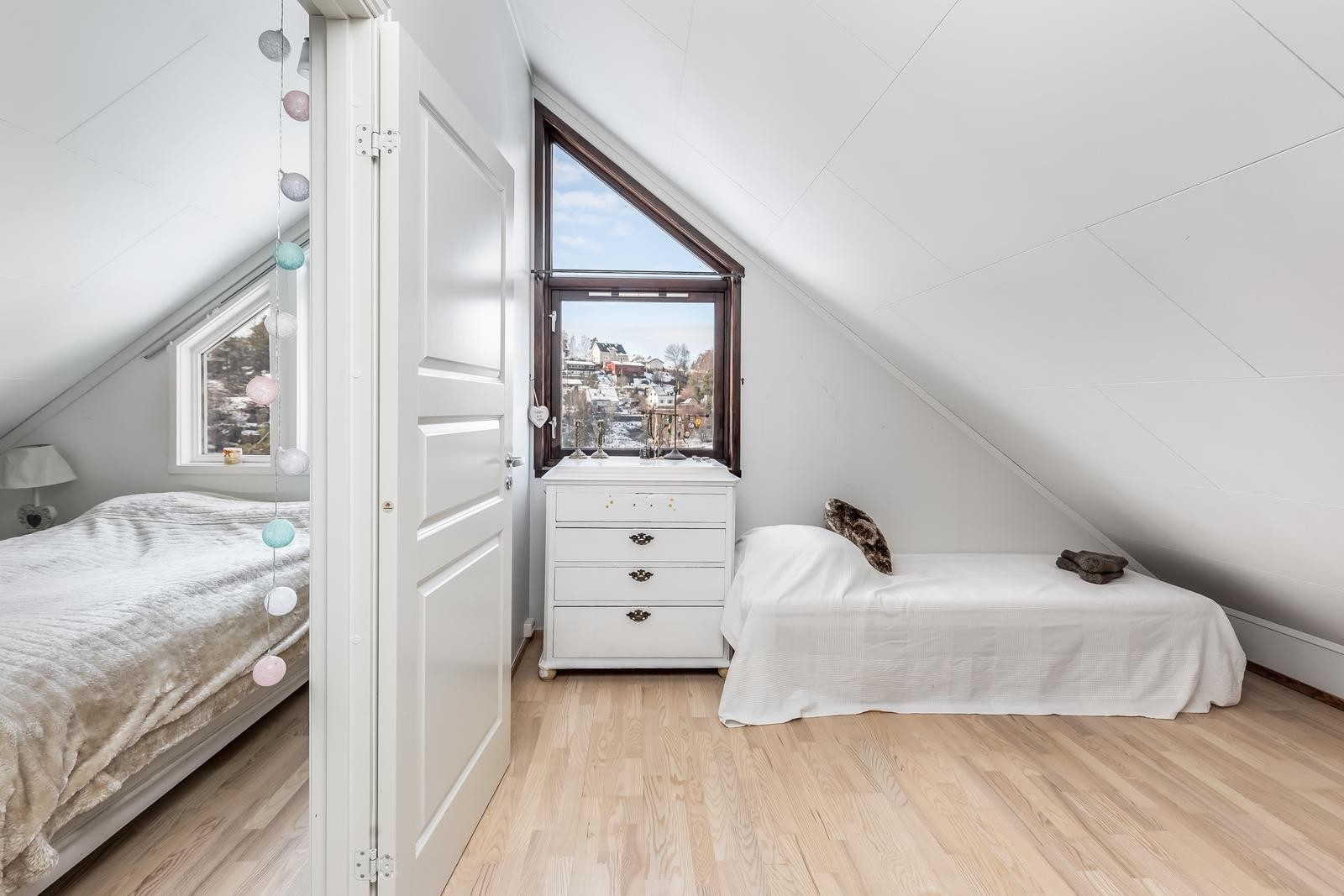 Opprinnelig loftstue som er delt av med lettvegg Galleribilde