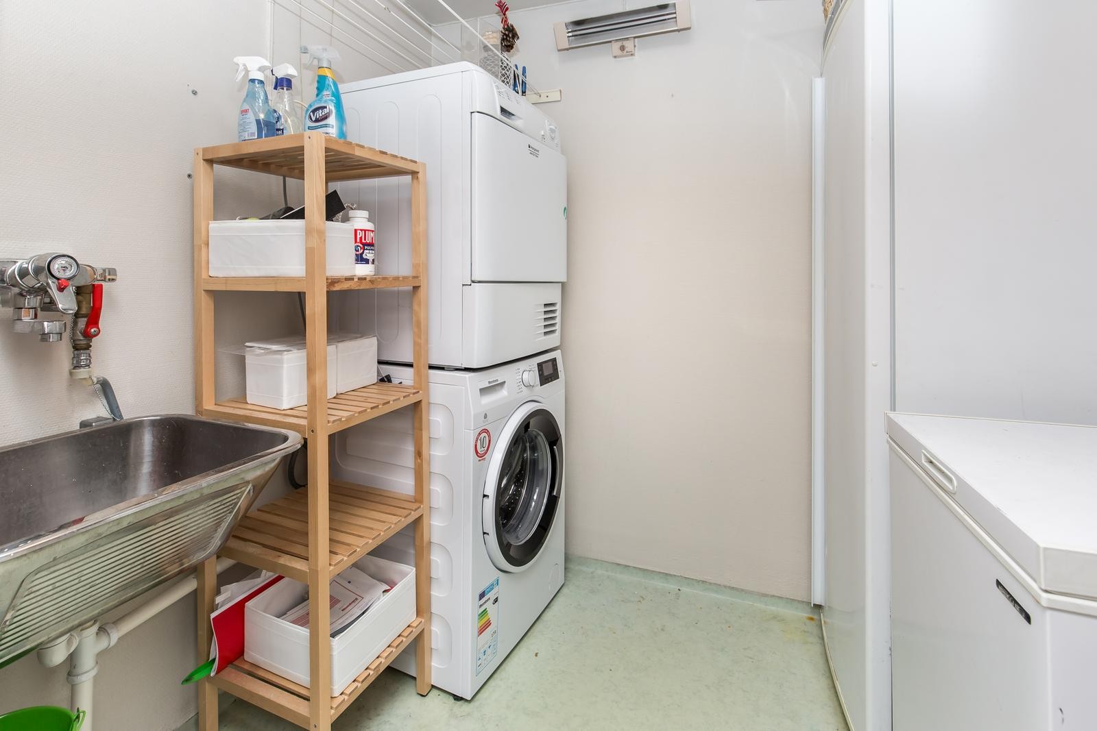 Meget praktisk vaskerom i kjelleren Galleribilde
