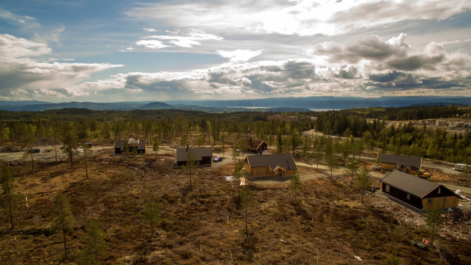 Flott utsikt mot Randsfjorden, Gaustatoppen, Norefjell og Vikerfjell Galleribilde