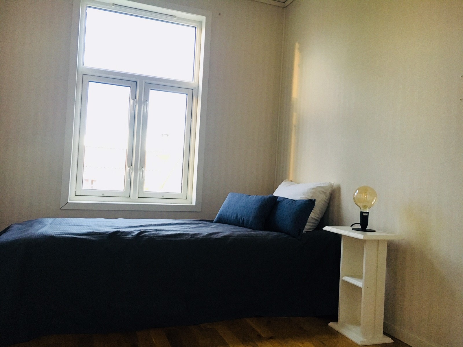 Soverom med klesskap og plass til dobbeltseng Galleribilde