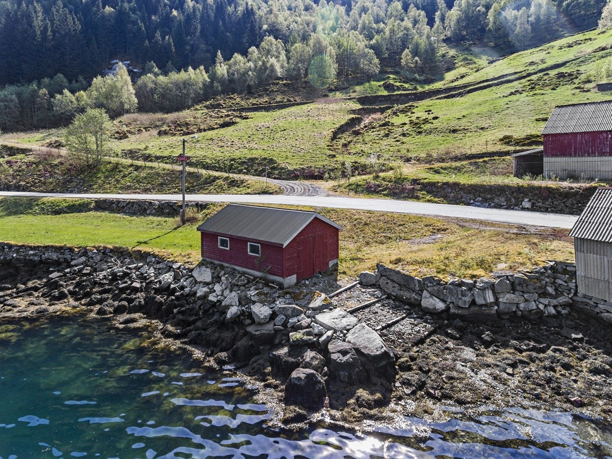 Enkel tilkomst til naustet som vart oppført i 1991 Galleribilde