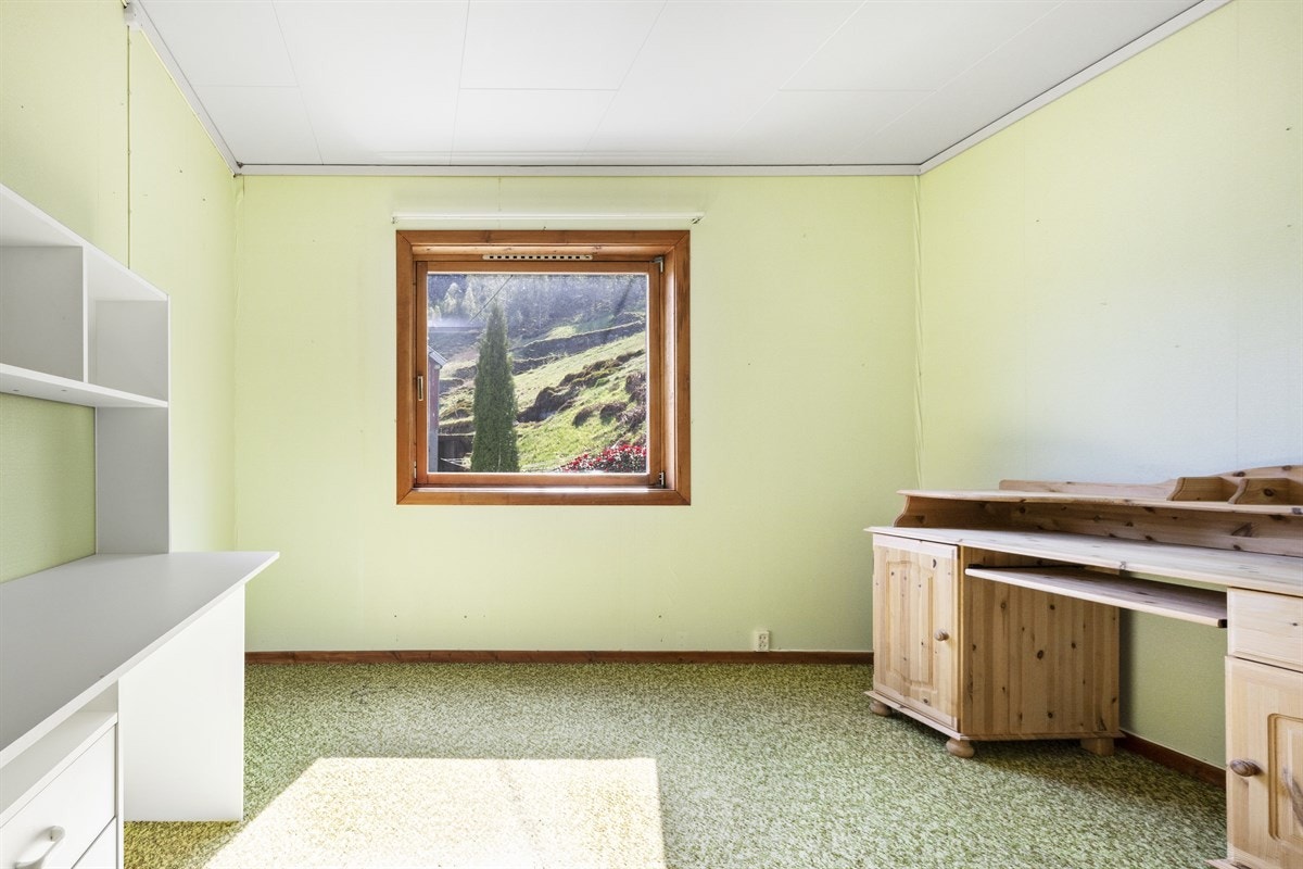 Soverom i hovudetasjen er eit av totalt 6 soverom i huset Galleribilde