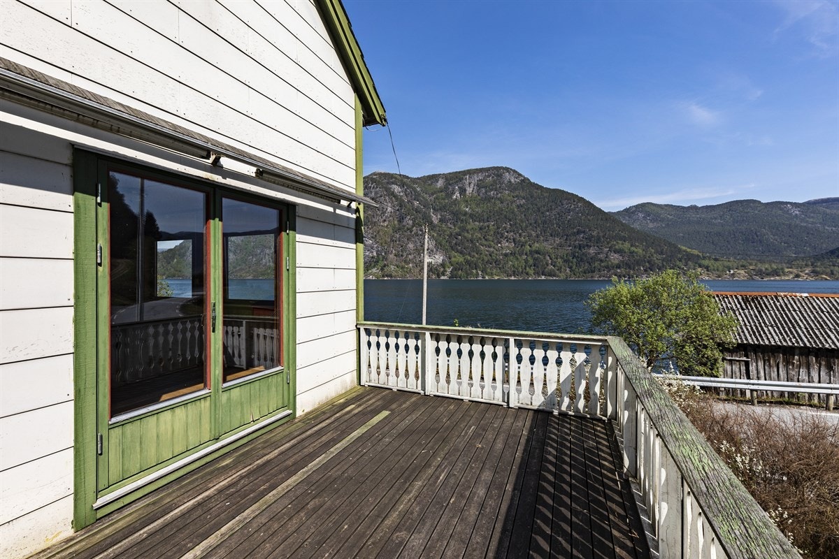 På terrassen kan ein sjå makrellstimen komme inn fjorden om sommaren Galleribilde