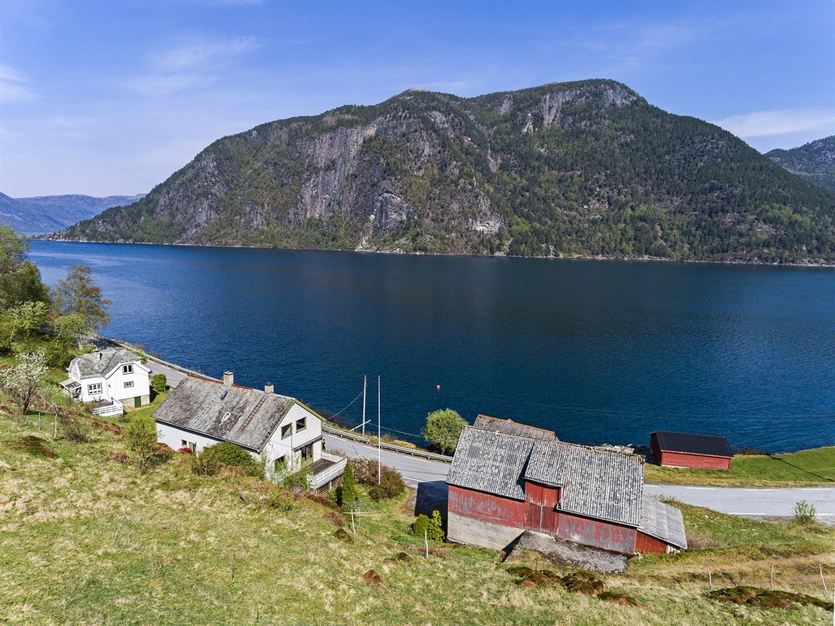 Bruket har fritt utsyn mot fjorden med gode fiskemoglegheiter Galleribilde