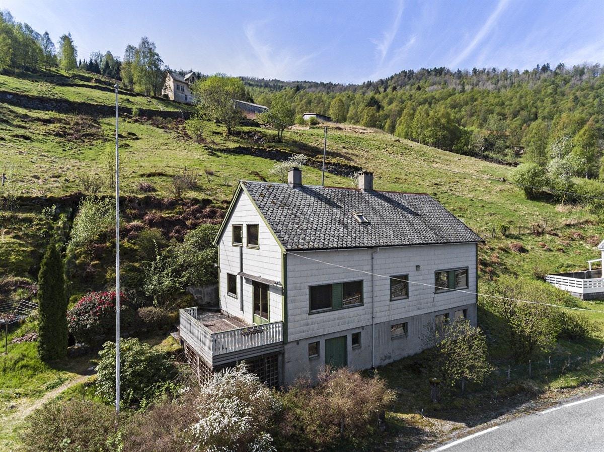 Husværet som vart oppført i 1957 og påbygd i 1979 er av god storleik med blant anna 6 soverom Galleribilde