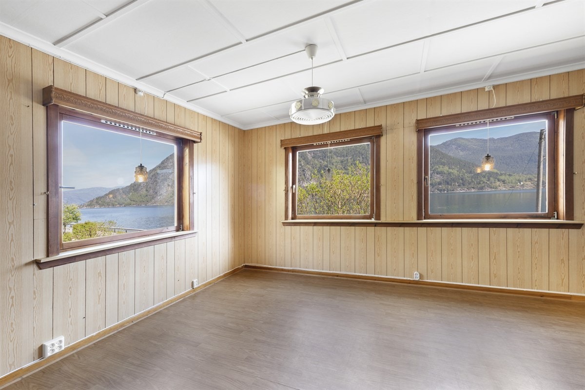 Flott utsyn mot fjorden frå stoveglasa Galleribilde