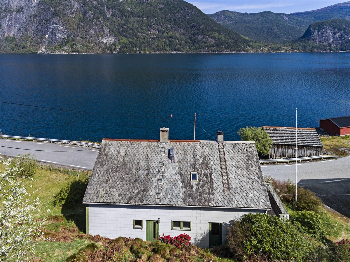 Sentral plassering om ein er glad i jakt- fiske og turar i eit variert fjell og skogslandskap Galleribilde