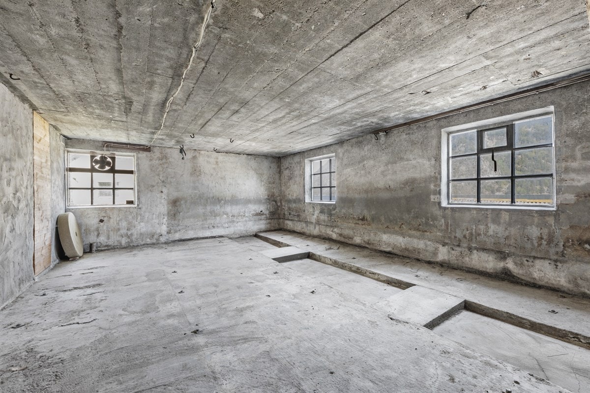 Rikelig med boltreplass for hobbyverksemde i driftsbygningen Galleribilde