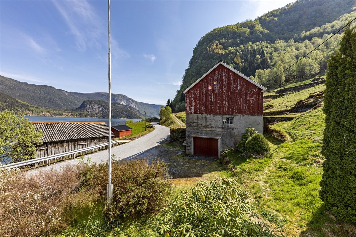 Driftsbygning med mykje lagringsplass og garasjeparkering Galleribilde