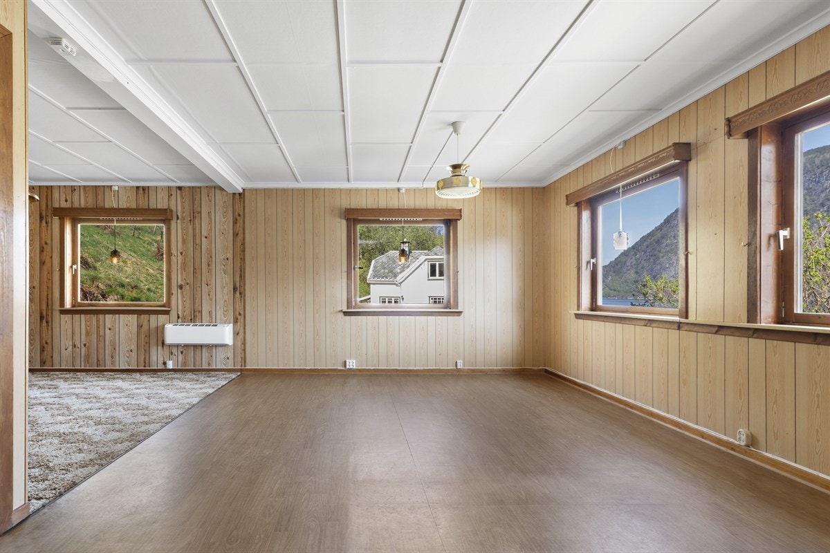 Hovudstova er av god storleik med plass til fleire sitjegrupper Galleribilde