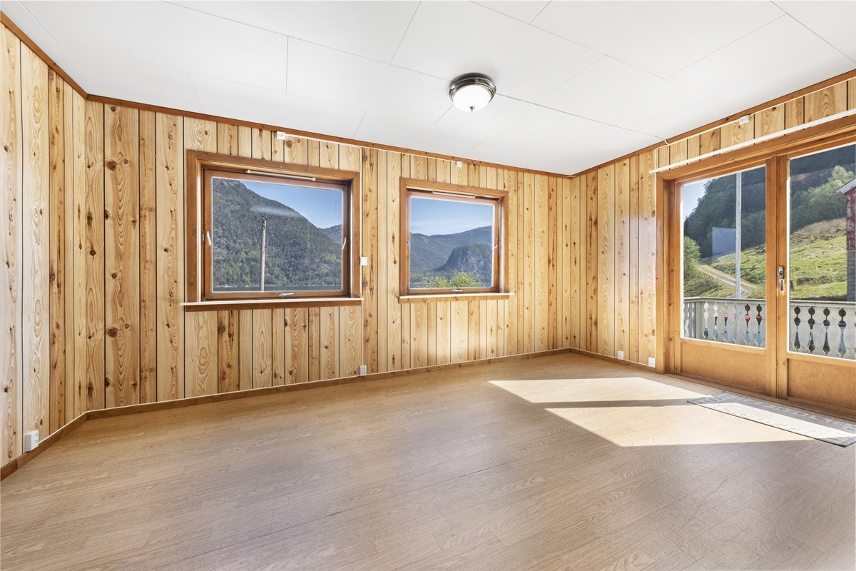 Stove i tilbygget frå 1979 med flott utsyn mot tilkomst til terrasse Galleribilde