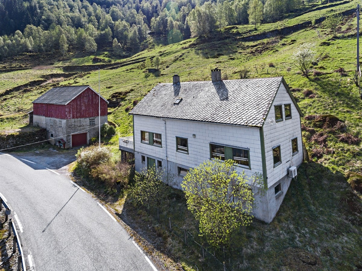 Enkel tilkomst til bustadhus og garasje tilknytt driftsbygningen Galleribilde